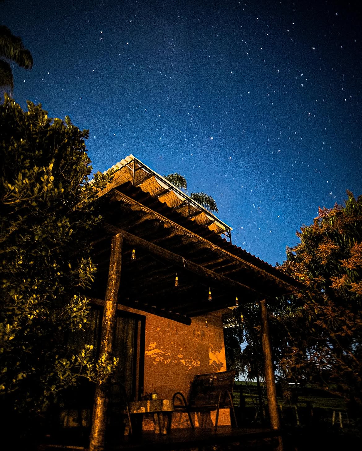 Chalé iluminado sob o céu noturno