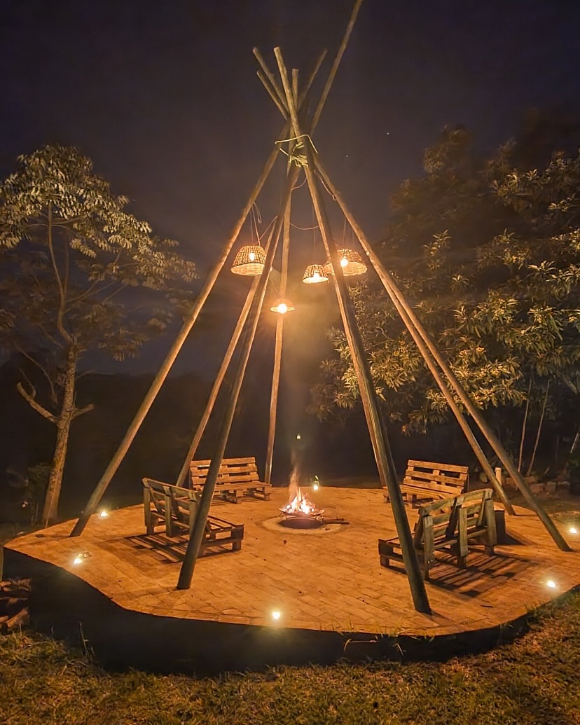 Área de fogueira à noite