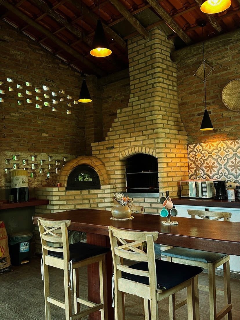 Cozinha externa com forno a lenha
