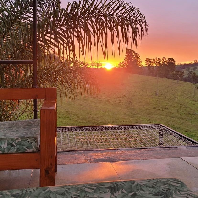 Pôr do sol visto do deck com rede