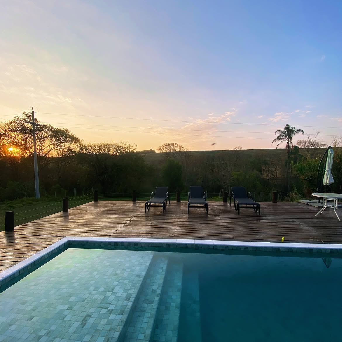 Pôr do sol na piscina