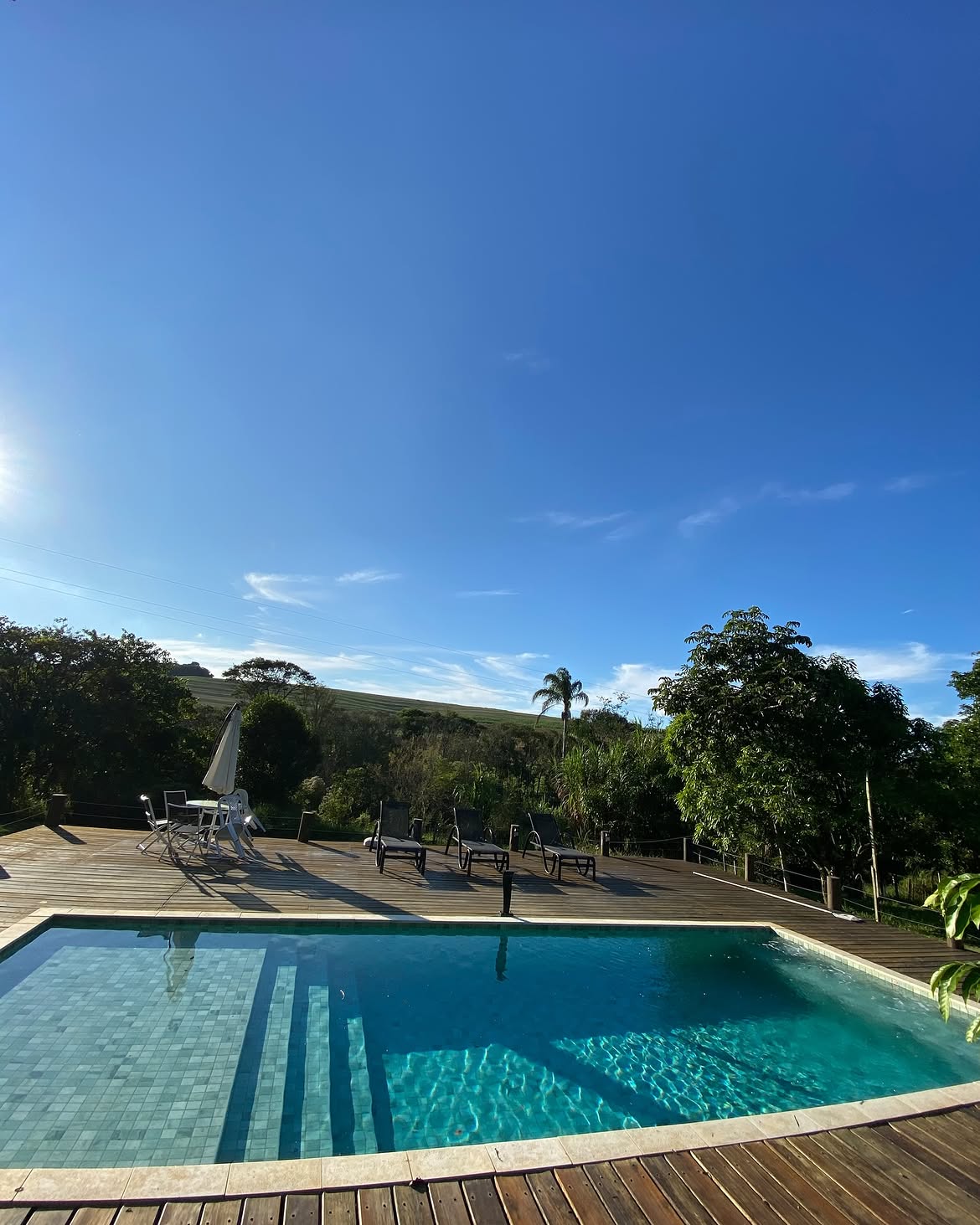 Piscina ao amanhecer com vista da serra